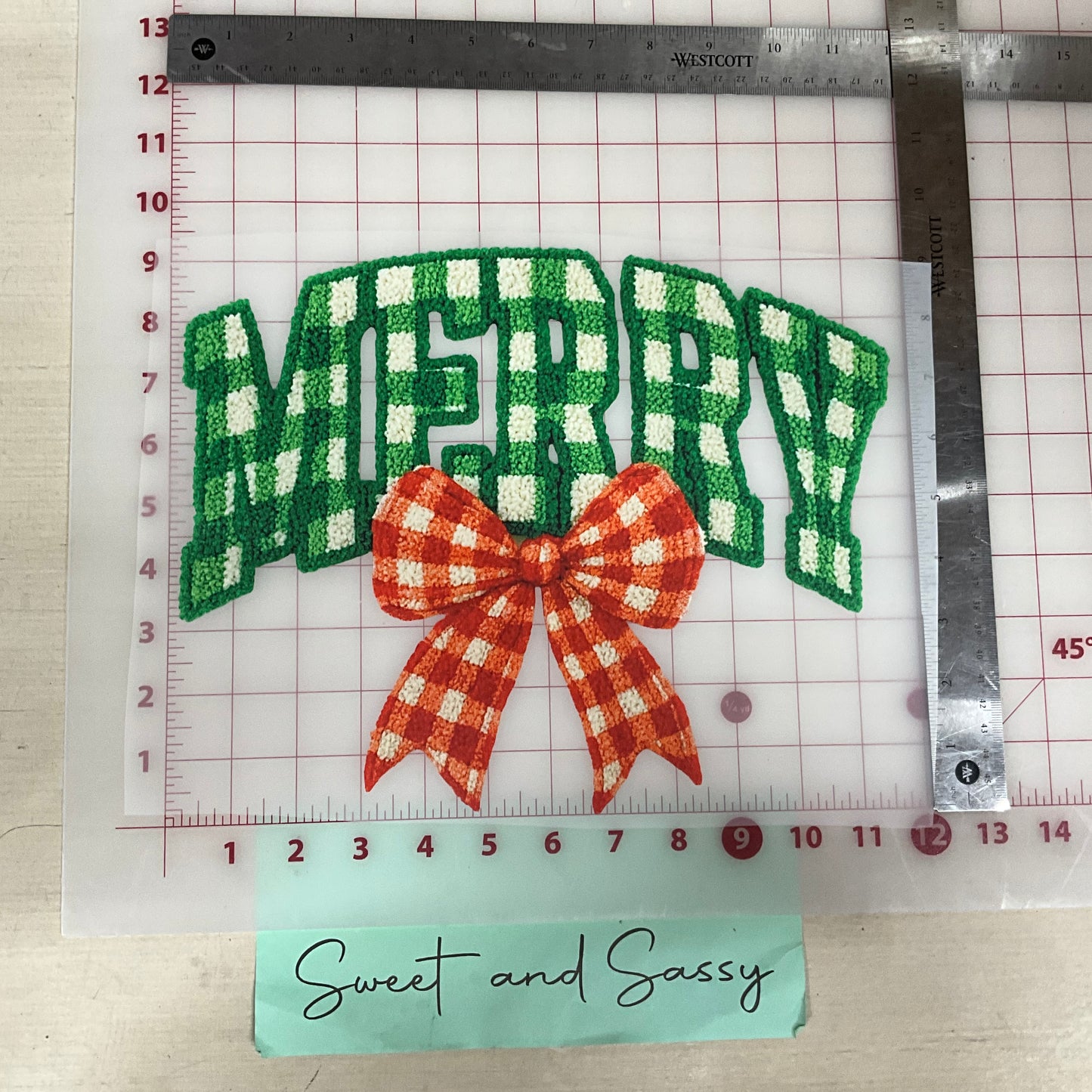 MERRY CHRISTMAS green and red Checkered 5 yarn Transfer Design